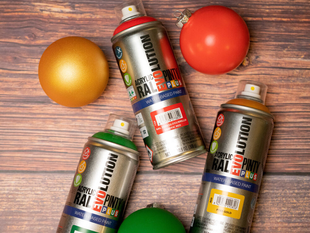 Świąteczne ozdoby DIY z użyciem farb w sprayu